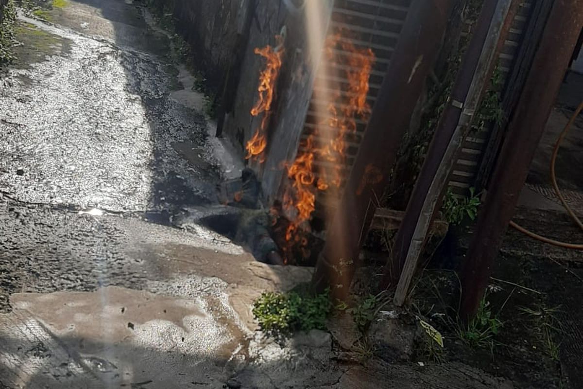 Pipa gas bawah tanah di jalan Kembang lio, Beji, Depok, terbakar yang diduga mengalami kebocoran, Rabu (16/3/2022) sekitar pukul 07.30 WIB. (doc. Damkar Depok)
