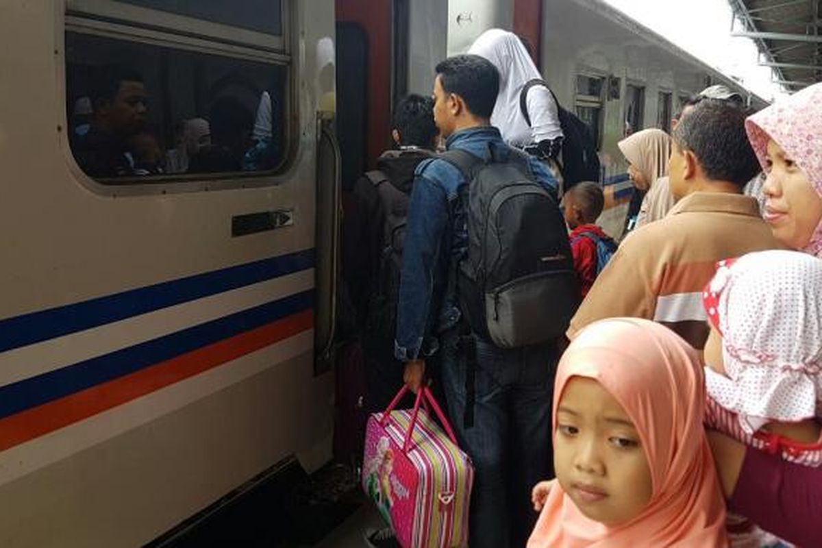 Penumpang naik kereta api di Stasiun Pasar Senen, Jakarta Pusat, Rabu (29/6/2016). Kepadatan penumpang mulai terjadi di Stasiun Pasar Senen mulai H-7 Lebaran.