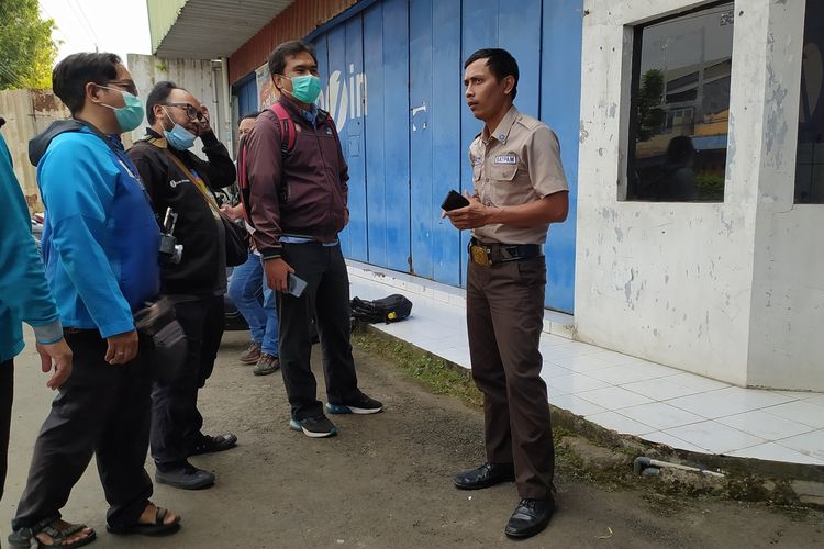 Lokasi upaya perampasan uang oleh anggota TNI di gudang paralon Jalan Yos Sudarso, Purwokerto Barat, Kabupaten Banyumas, Jawa Tengah, Rabu (3/8/2022).