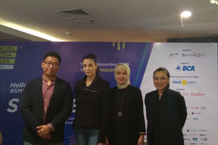 Anthony Liem (Chairman Social Media Week), Nadya Hutagalung (Un Environmemt Ambassador dan pendiri Let Elephant be Elephant), Norisa Saifuddin (Senior Vice President BCA), Jaclyn Halim ( GM marketing & Leasing Senayan City) berfoto bersama di Jakarta, Selasa (12/12019).