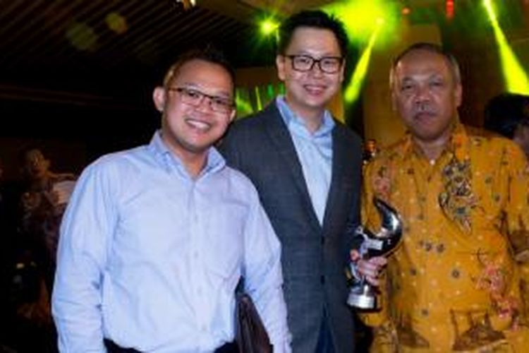 Presiden Direktur PT Prioritas Land Indonesia Indonesia Marcellus Chandra (tengah) bersama Menteri Pekerjaan Umum dan Perumahan Rakyat Basoeki Hadimoeljono usai menerima penghargaan Indonesia Properti Awards 2015, Rabu (19/8/2015).  
