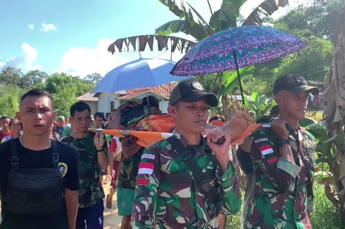Prajurit TNI di Entikong Tandu Warga Pascaoperasi Kaki Sejauh 4 Kilometer 