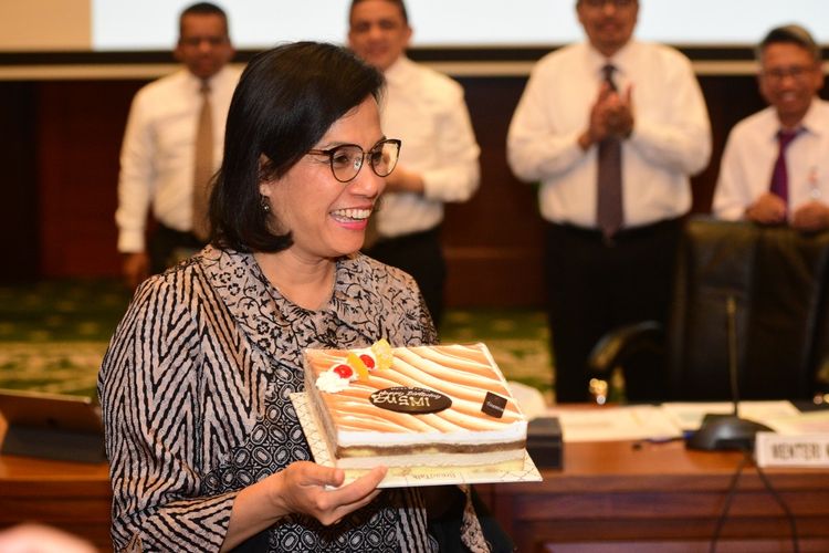 Menteri Keuangan Sri Mulyani saat menerima kue dari wartawan di hari ulang tahunnya, Jakarta, Senin (26/9l8/2019)