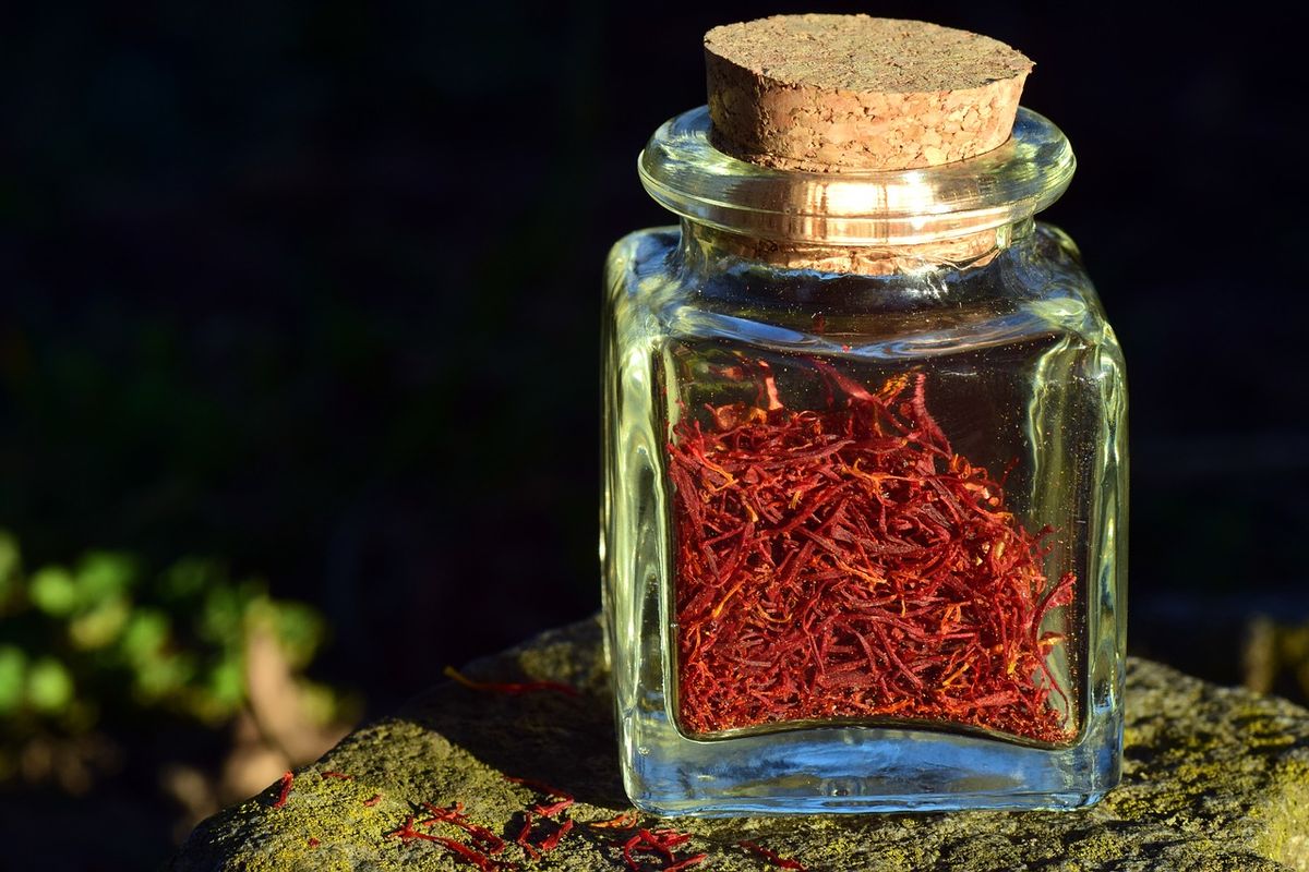 Saffron di dalam botol kaca. 