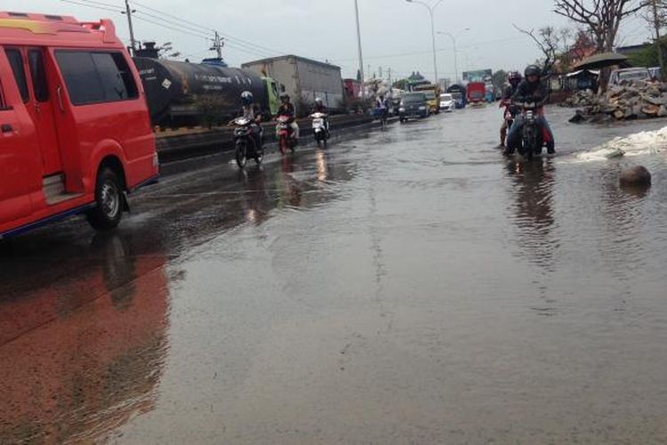 Banjir rob di Jalan Pantai Utara Kaligawe Semarang, Sabtu (25/4/2016)