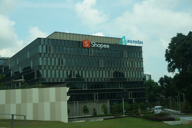 Logo Shopee yang terpampang di luar gedung Kantor Pusat Regional Shopee di Singapura, Kamis (17/10/2019).