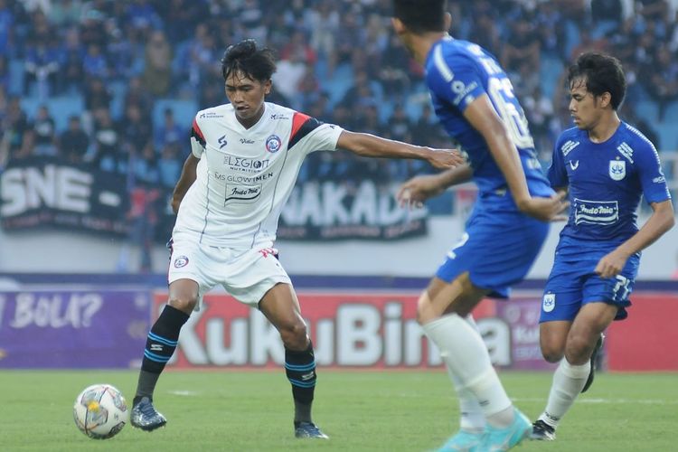 Pemain Arema FC Jayus Hariono dijaga ketat pemain PSIS Semarang saat pertandingan pekan ke-19 Liga 1 2022-2023 yang berakhir dengan skor 1-0 di Stadion Jatidiri Semarang, Sabtu (21/1/2023) sore.