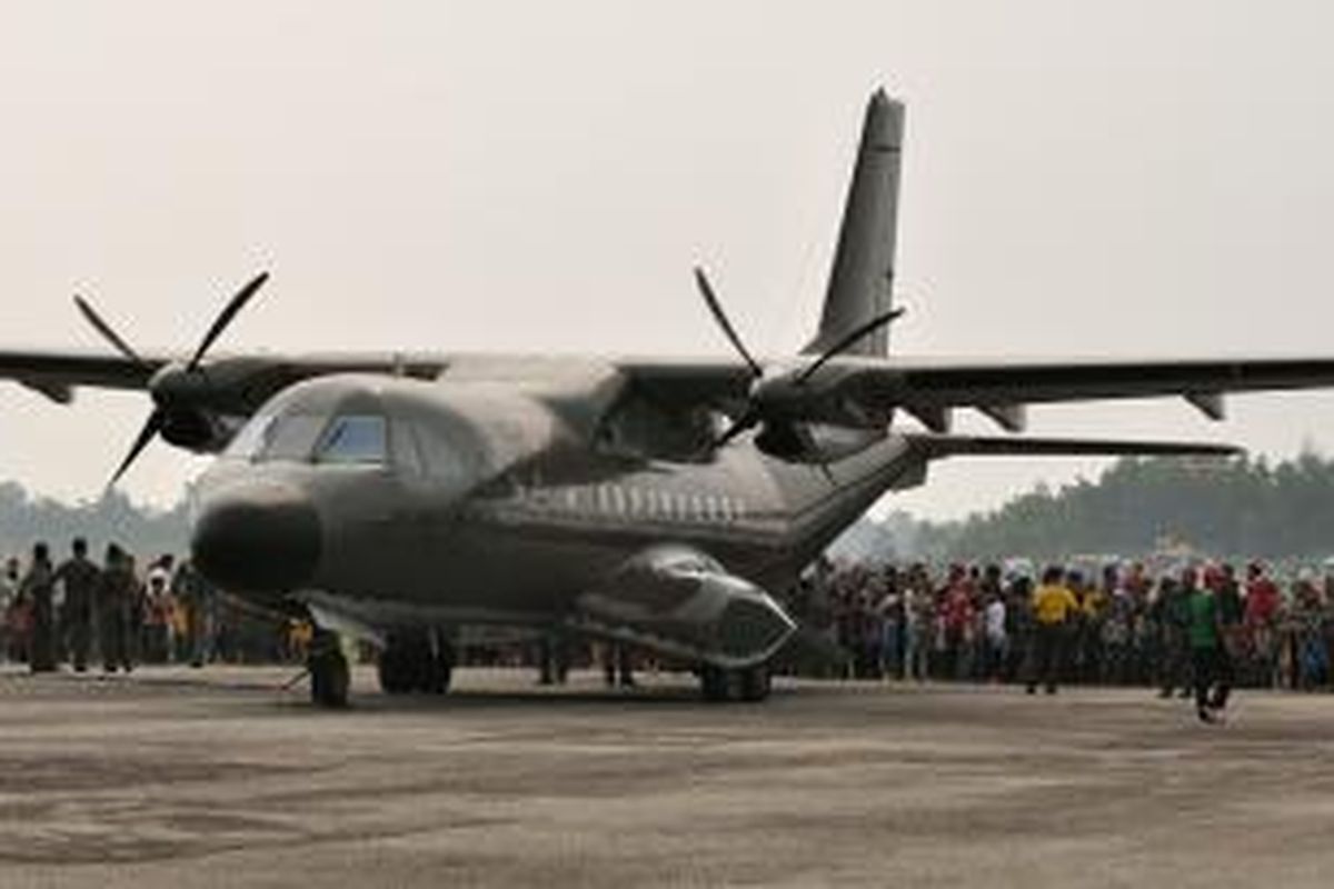 Pesawat CN-235 produksi PT Dirgantara Indonesia.