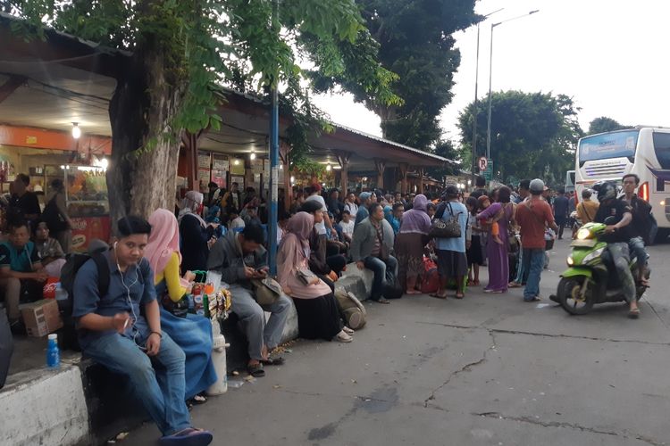 Suasana ramai penumpang di Terminal Bus Kalideres, Jakarta Barat, Senin (23/12/2019)