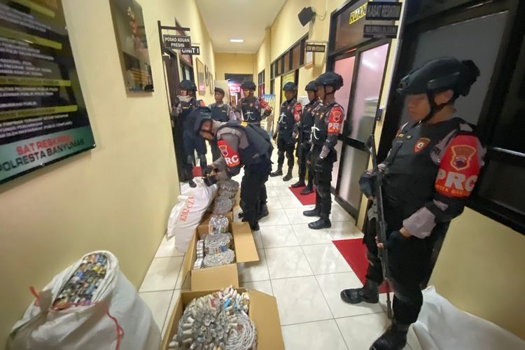 Polisi mengamankan ribuan petasan yang akan diedarkan di Purwokerto, Kabupaten Banyumas, Jawa Tengah, Jumat (24/3/2023) malam.