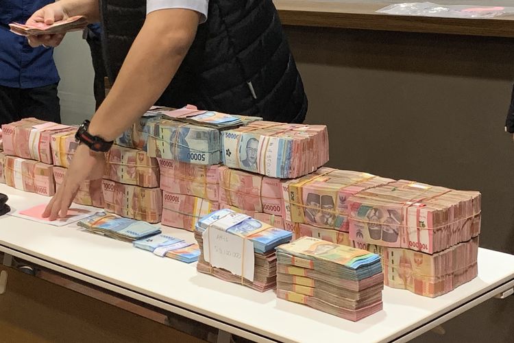 Penampakan Tumpukan Uang Rp 3 Miliar Hasil Pungli Perizinan di Dinas ESDM Jatim