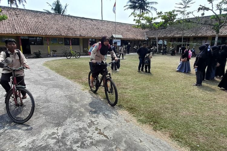 Warga Turun ke Jalan Tuntut Batalkan Regrouping Sekolah SD di Hargomulyo Kulon Progo