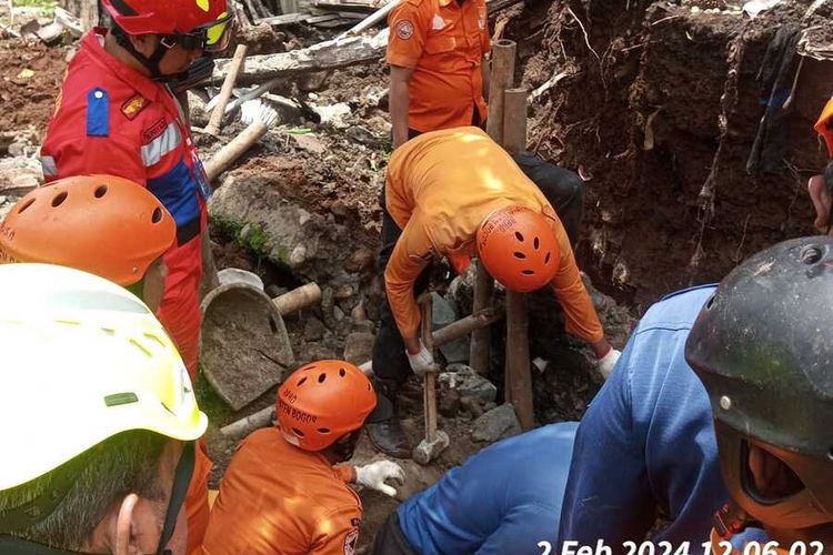Petugas BPBD sedang melakukan evakuasi korban tertimpa tembok penahan tanah di Kelurahan Sukahati, Kecamatan Cibinong, Kabupaten Bogor, Jawa Barat, Jumat (2/2/2024).