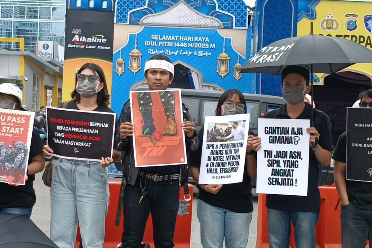 Sejumlah aktivis pro demokrasi yang tergabung dalam Aksi Kamisan di Medan menggelar aksi untuk menentang RUU TNI yang baru saja disahkan DPR RI menjadi Undang-undang pada Kamis (20/3/2025).