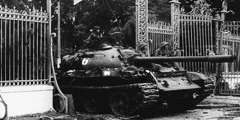 Sebuah tank milik Tentara Vietnam Utara (NVA) menerobos gerbang istana kepresidenan Vietnam Selatan di Saigon pada 30 April 1975. Pasukan Vietnam Utara kemudian berhasil menguasai Saigon sekaligus mengakhiri perang Vietnam yang telah berlangsung selama 10 tahun.