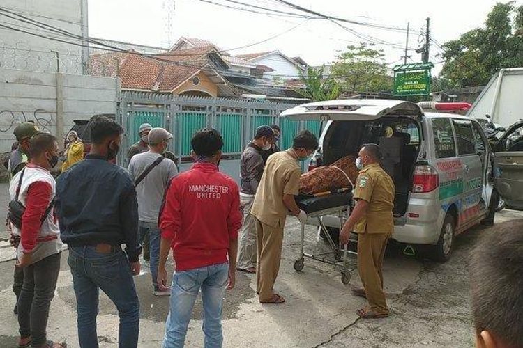 Jenazah wisatawan yang tertukar kembali di bawa petugas ambulans Desa Cikelet untuk dikembalikan ke Garut, setelah sempat tiba ke rumah duka di Jalan Babakan Ciparay, Kota Bandung, Selasa (18/5/2021) 
