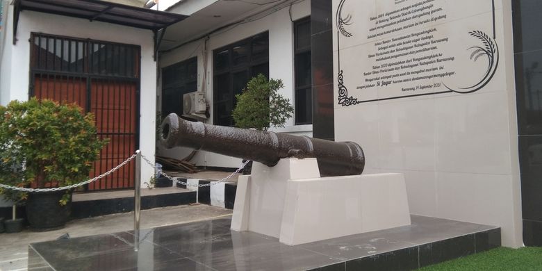 Meriam Si Jagur dipajang di halaman Kantor Disparbud Karawang.
