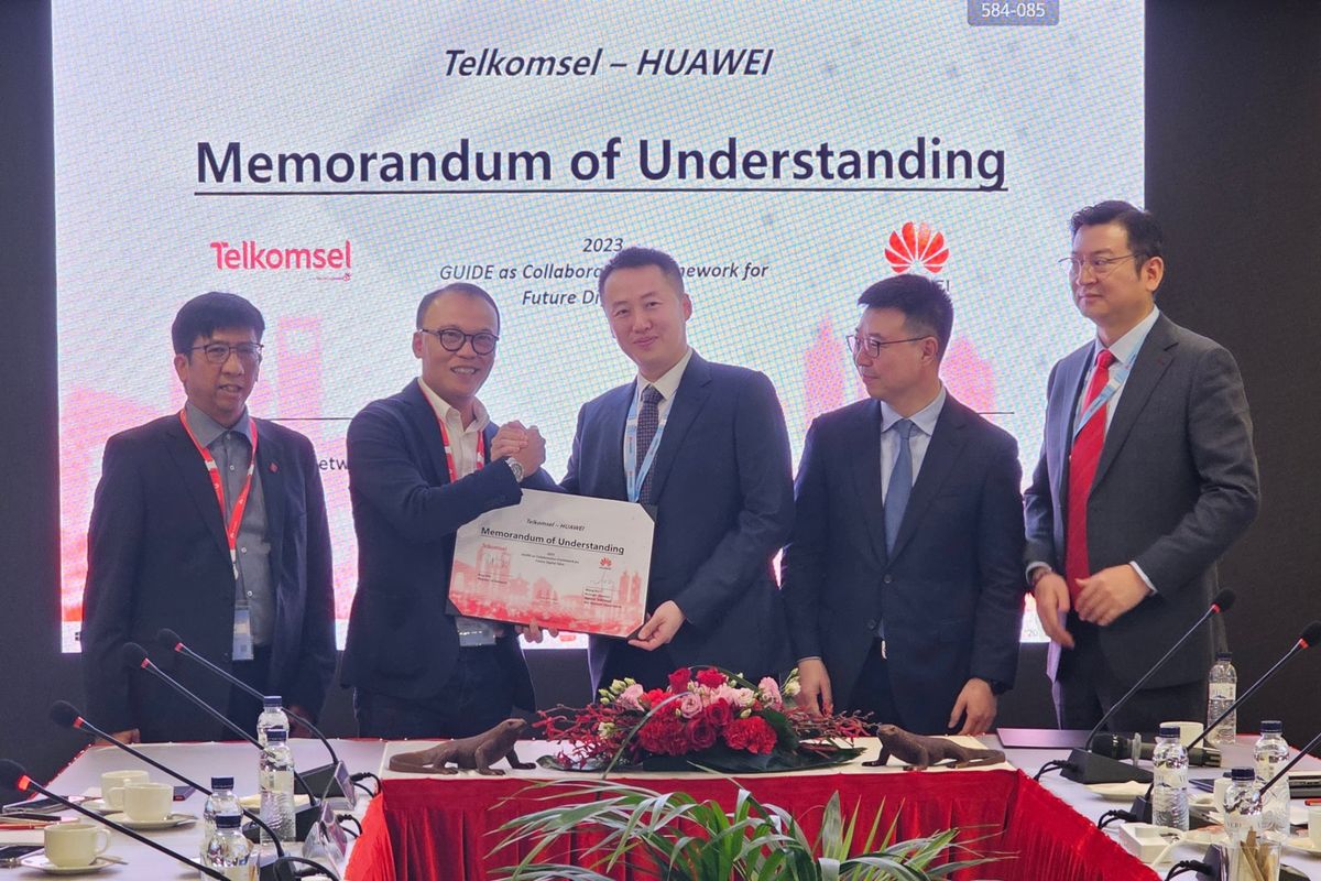 Telkomsel dan Huawei menandatangani MoU kerja sama dalam menggarap strategi evolusi Telkomsel di masa depan, dengan tujuan melanjutkan transformasi Telkomsel sebagai perusahaan telekomunikasi digital. Penandatanganan dilakukan di ajang MWC Barcelona, Spanyol, Senin (27/2/2023).
