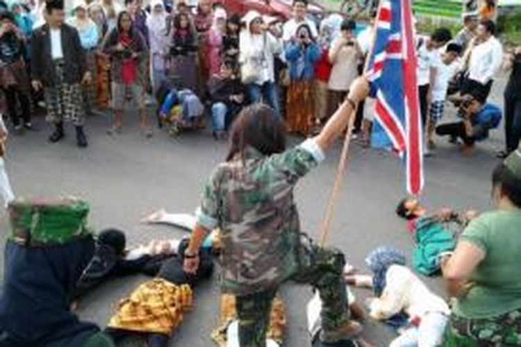 Teater Jalanan Komunitas Sepada Angin Kuno (Kerano) Bengkulu, mengungkap kilas balik perlawanan masyarakat Bengkulu terhadap penjajahan Inggri dan Belanda