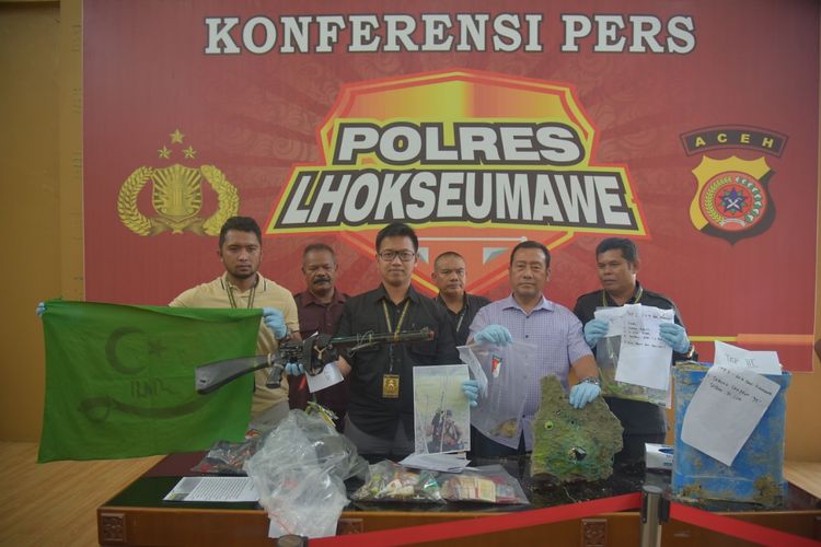 Polisi memperlihatkan barang bukti kasus penembakan terhadap AD di Mapolres Lhokseumawe, Selasa (3/12/2019)