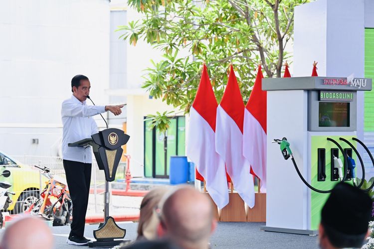 Presiden Republik Indonesia (RI) Joko Widodo (Jokowi) saat meluncurkan program Bioetanol Tebu untuk Ketahanan Energi, Jumat (4/11/2022). 
