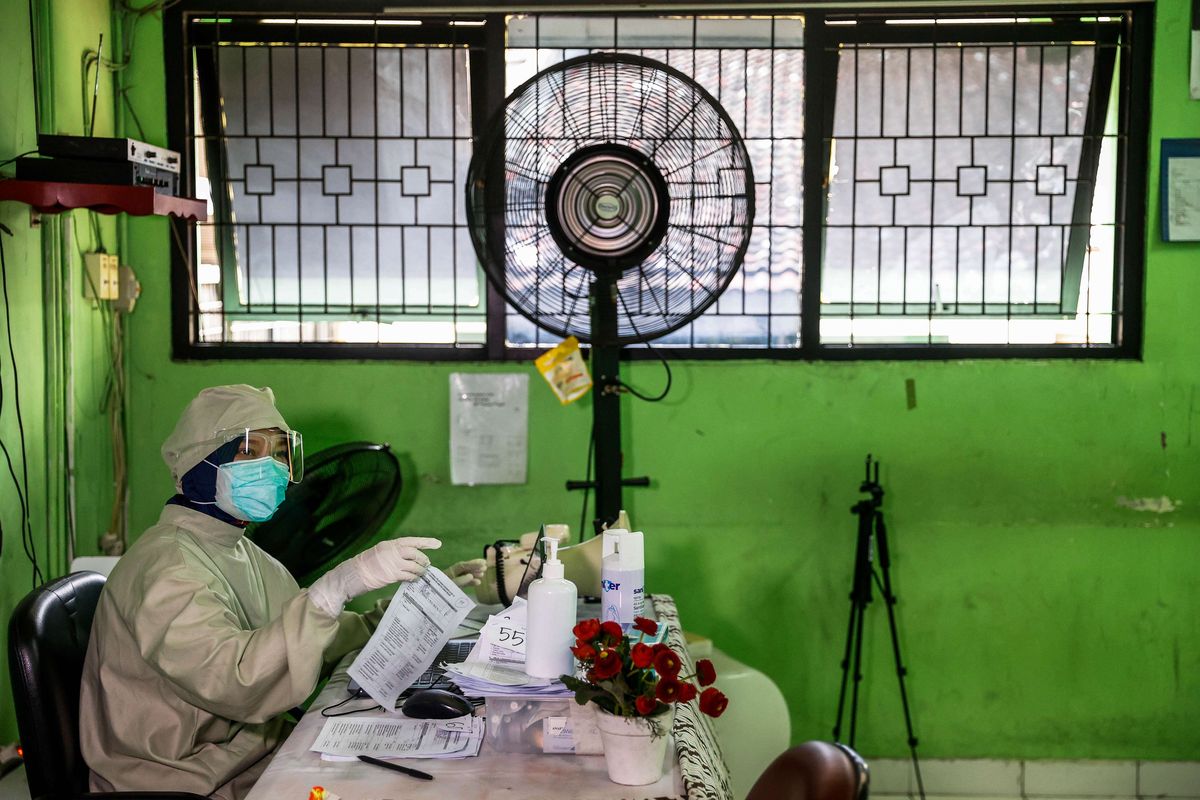 Pelajar saat menerima vaksin dari tenaga kesehatan di SMA 20 Jakarta Pusat, Kamis (1/7/2021). Gubernur DKI Jakarta, Anies Baswedan meminta orang tua mendorong anak berumur 12 hingga 17 tahun mengikuti vaksinasi covid-19. Seluruh anak sekolah pada rentang usia ini dipastikan akan mendapatkan vaksin covid-19.