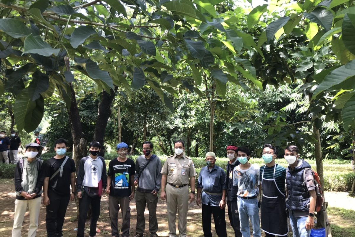 Gubernur DKI Jakarta, Anies Baswedan bersama komunitas-komunitas Sungai Ciliwung dalam peringatan Hari Air Sedunia di Taman Gintung, Tanjung Barat, Jagakarsa, Jakarta Selatan pada Senin (22/3/2021) pagi.