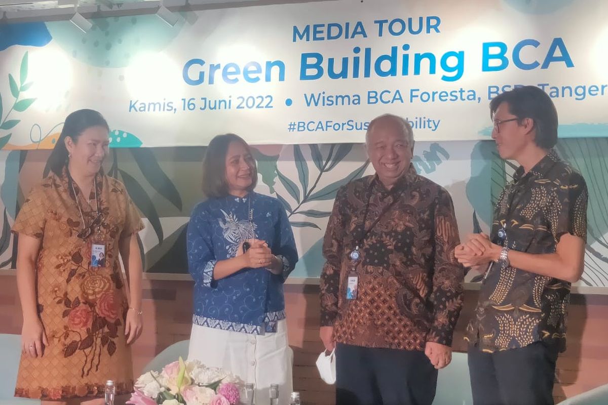 (kiri ke kanan) EVP Secretariat & Corporate Communication BCA Hera F. Haryn, Komisaris BCA Cyrillus Harinowo, dan SVP Logistic & Building BCA Victor Teguh Sutedja saat Media Tour di Wisma BCA Foresta, Tangerang pada Kamis (16/6/2022).