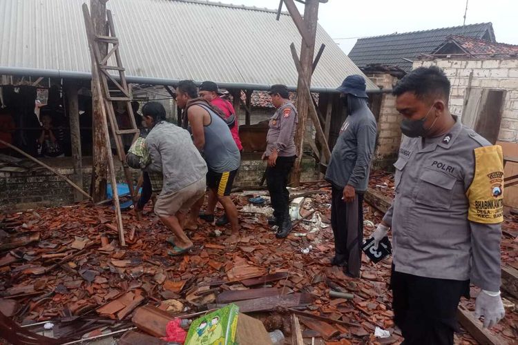 Petugas Kepolisian melakukan identifikasi tiga orang warga yang tersambar petir saat membongkar rumah di Desa Jatisari, Kecamatan Bancar, Kabupaten Tuban, Jawa Timur.
