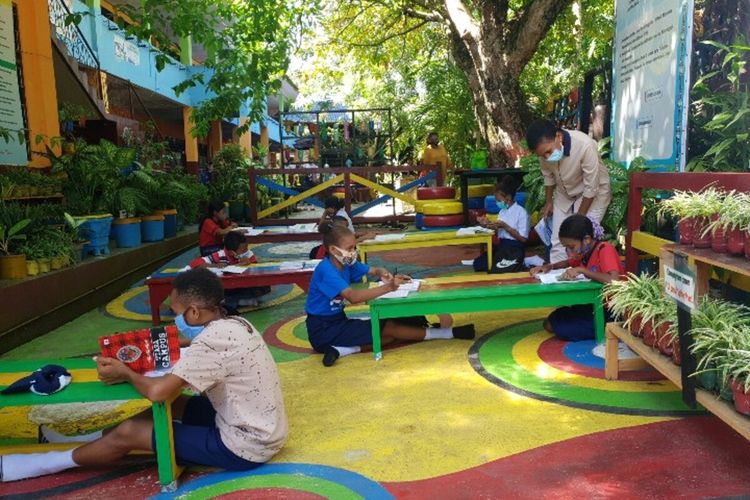 Proses pembelajarqn luar ruangan yang diberlakukan SMP 3 Kota Jayapura bagi siswa yang tidak bisa mengikuti pembelajaran secara daring, Jayapura, Papua, Kamis (3/9/2020)