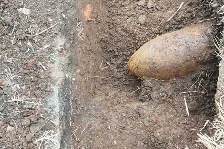 Benda menyerupai mortir, ditemukan warga ketika menggali kubur, Sabtu (16/07/2022).