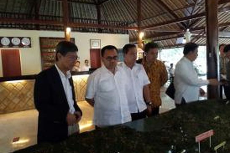 Chairman PT Jababeka Tbk SD Darmono (kiri) memberikan keterangan kepada Menteri Energi dan Sumber Daya Mineral (ESDM) Sudirman Said tentang masterplan pengembangan KEK Tanjung Lesung, Selasa (15/12/2015).