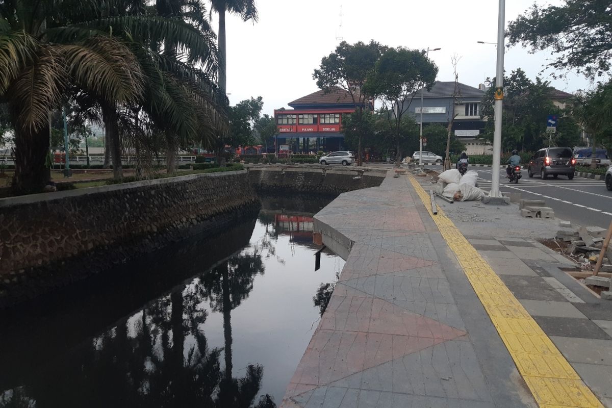 Trotoar tanpa pembatas di dekat kantor Wali Kota Jakarta Barat, Pemkot Jakbar sebut proyek ini masih dalam tahap revitalisasi pada Kamis (12/12/2019)