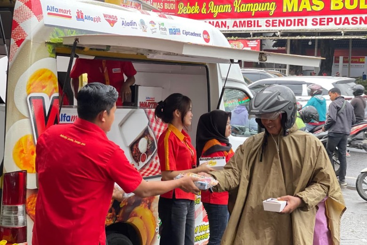 Program Warteg Gratis Alfamart gandeng ratusan UMKM untuk berdayakan ekonomi lokal.