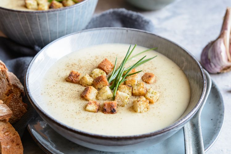Ilustrasi garlic soup atau sup bawang putih.