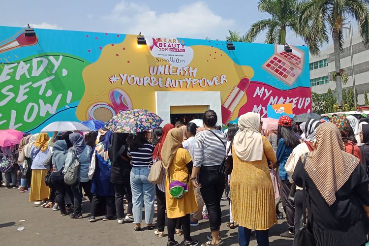 Pengunjung Jakarta X Beauty 2019 memadati pintu masuk area beauty tent di Senayan City, Jakarta Selatan.