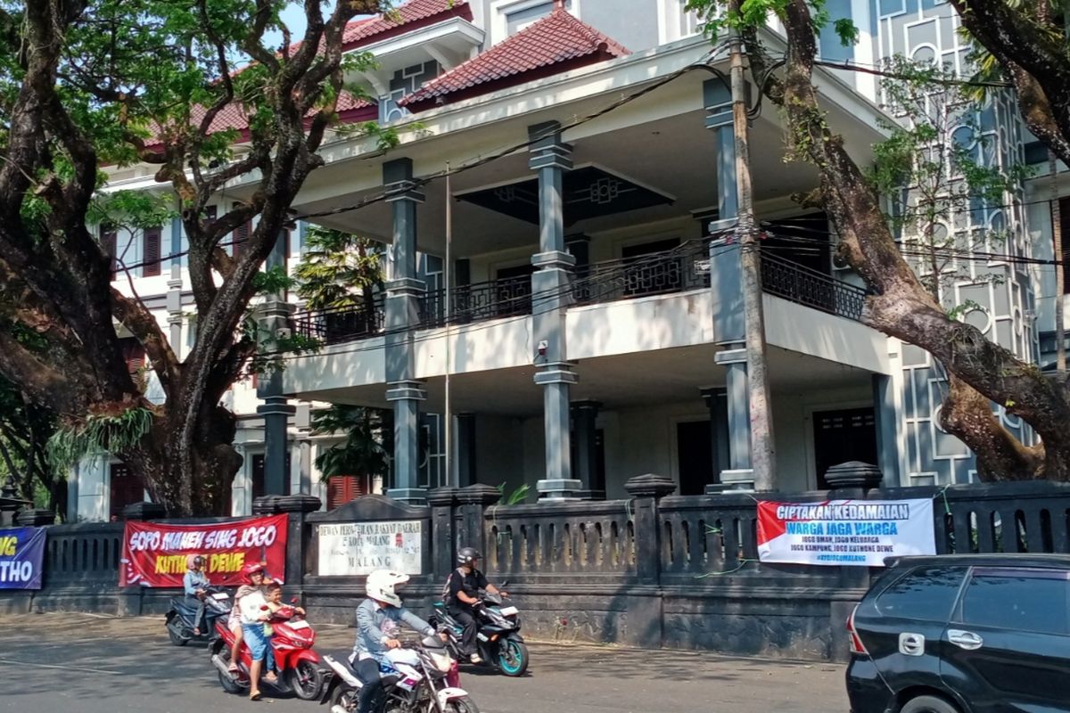Kondisi di depan Gedung DPRD Kota Malang pada Senin (1/9/2025), siang.