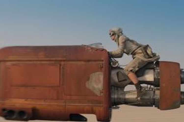 Daisy Ridley sebagai Rey, beraksi mengendarai speeder dalam Star Wars: The Force Awakens (2015)