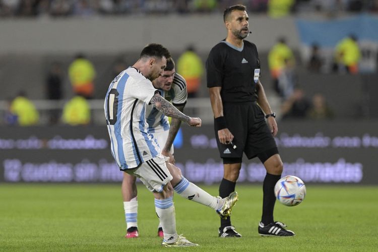 Lionel Messi saat mencetak gol tendangan bebas dalam laga persahabatan Argentina vs Panama di Estadio Monumental, Buenos Aires, Jumat (24/3/2023) pagi WIB. (Foto oleh JUAN MABROMATA / AFP)