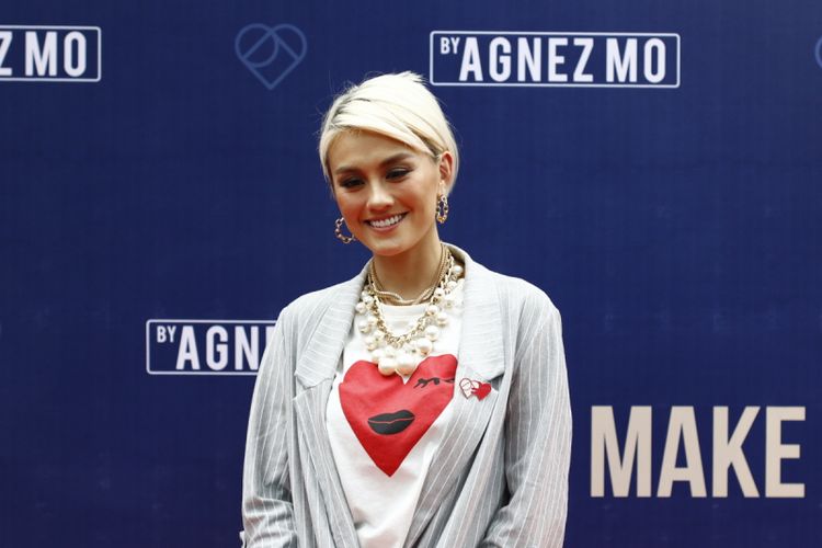 Penyanyi Agnez Mo berpose seusai konferensi pers di Lucy in the Sky, SCBD, Jakarta, Kamis (26/10/2017). Agnez Mo bersama rekannya Bastian Purrer, bekerjasama membangun aplikasi fashion, LYKE.