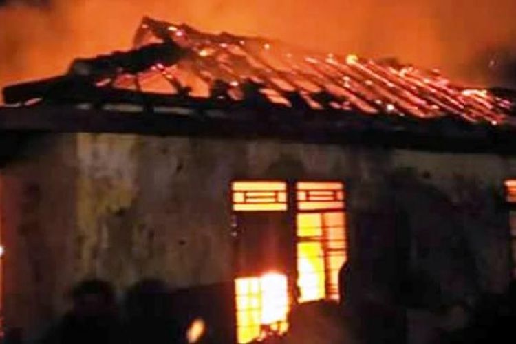 Kebakaran hebat terjadi di Dusun Bara, Desa Kananga, Kecamatan Bolo, Kabupaten Bima, Senin dini hari (27/2/2017). Akibatnya, tiga rumah yang ada di RT 01 setempat ludes terbakar.