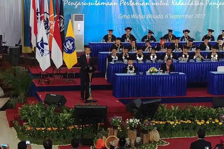 Presiden Joko Widodo berpidato dalam sidang terbuka Dies Natalis IPB di Kampus IPB, Bogor, Rabu (6/9/2017).