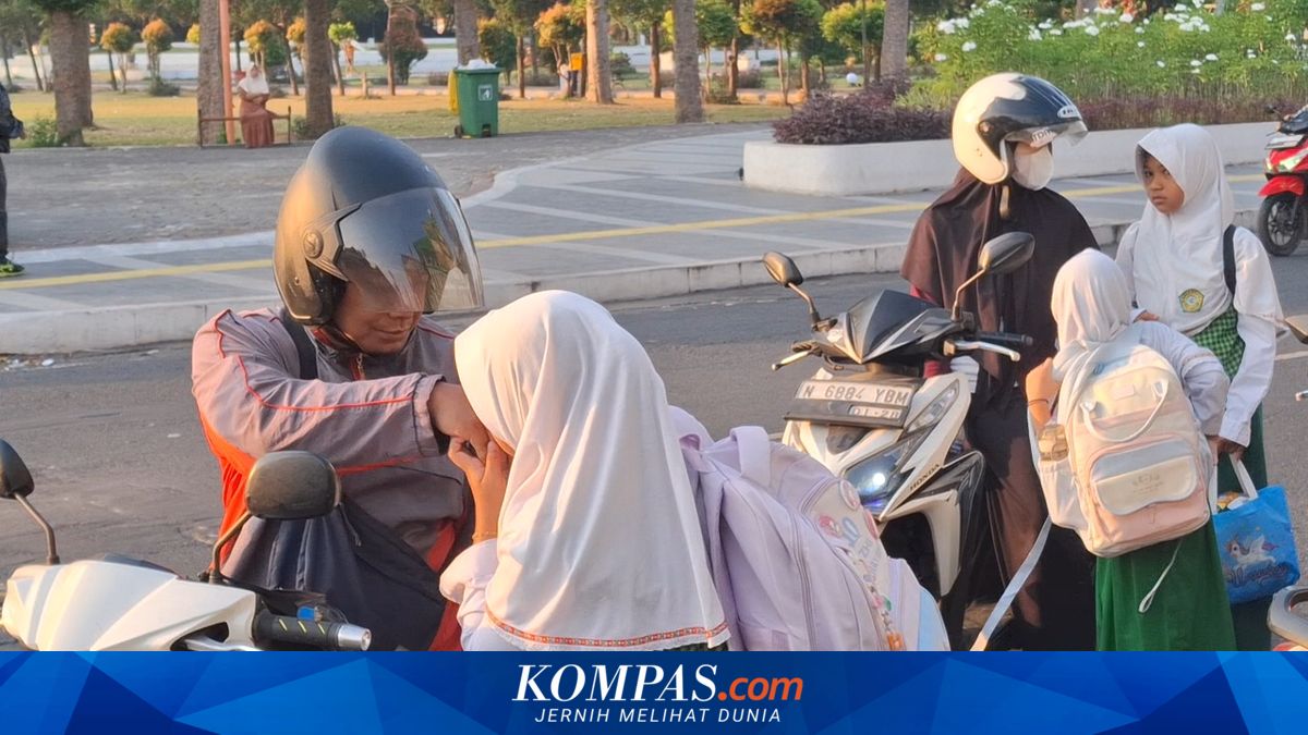 Hari Pertama MPLS, Ayah di Lumajang Antar Anaknya Sekolah: Mamanya Repot