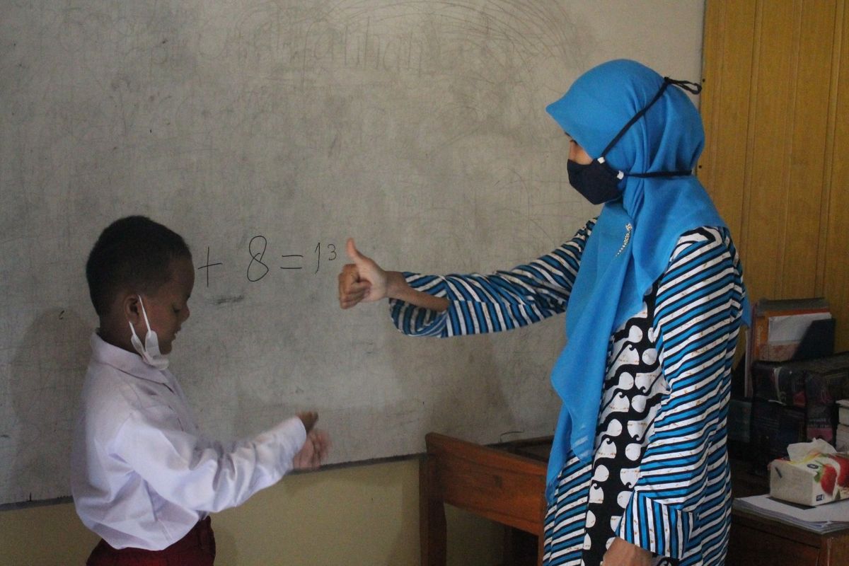 Eksari, seorang Guru Tidak Tetap (GTT) di Sekolah Dasar Luar Biasa (SLB) Kota Tegal.
