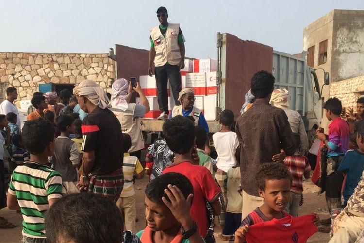 Bulan Sabit Merah UEA menyalurkan bantuan di Socotra, Yaman.