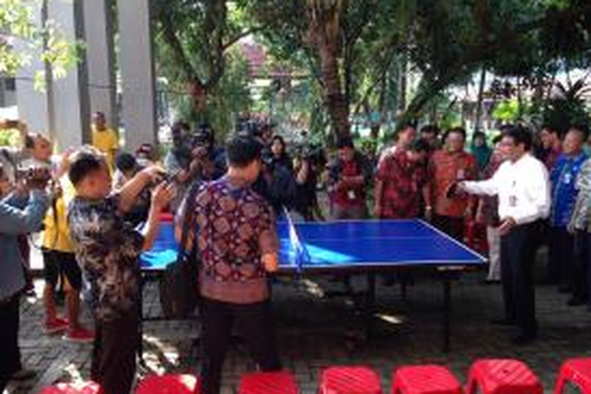 Seorang penghuni Panti Sosial Bina Laras Harapan Sentosa 1 diajak bermain tenis meja oleh Wakil Gubernur DKI Jakarta Djarot Saiful Hidayat dalam kunjungannya, Kamis (18/6/2015). 