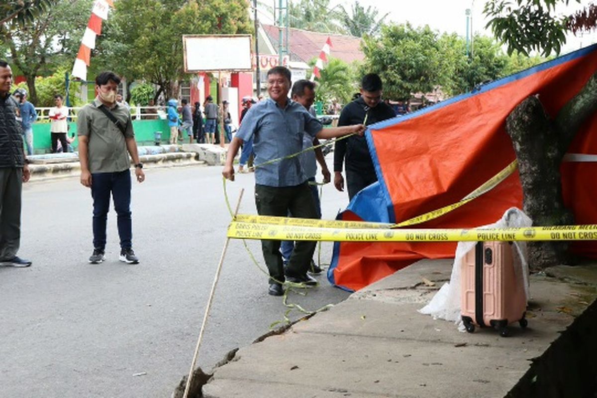 Sebuah tas atau cover bag berwarna pink terletak di pinggir jalan Opu To Sappaile Kota Palopo, Sulawesi Selatan, Kamis (24/8/2023) siang menggegerkan warga, pihak Polres Palopo bersama TNI dan Brimob melakukan pengamanan lokasi..