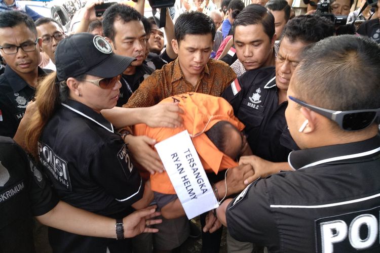 Ryan Helmi, tersangka pembunuhan istrinya, dokter Lety jalani rekonstruksi, Kamis (23/11/2017).