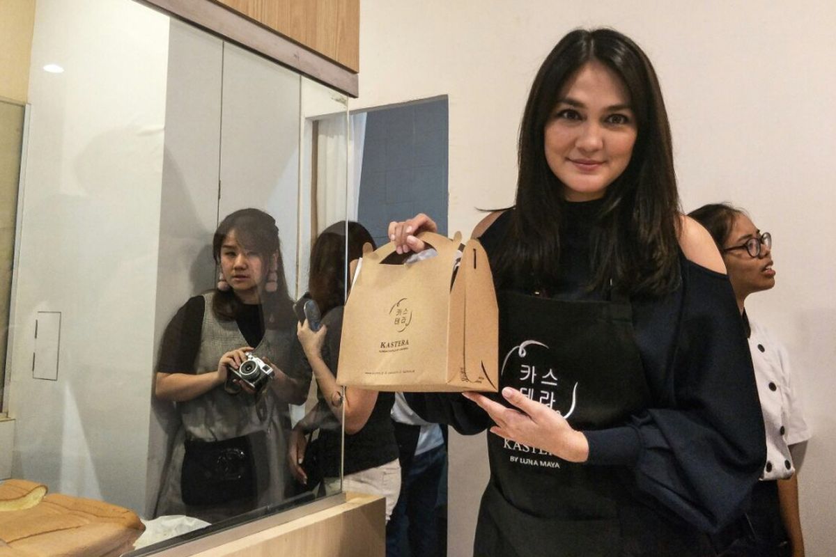 Artis peran Luna Maya dalam peluncuran Kastera di AEON BSD, Tangerang Selatan, Senin (27/11/2017).