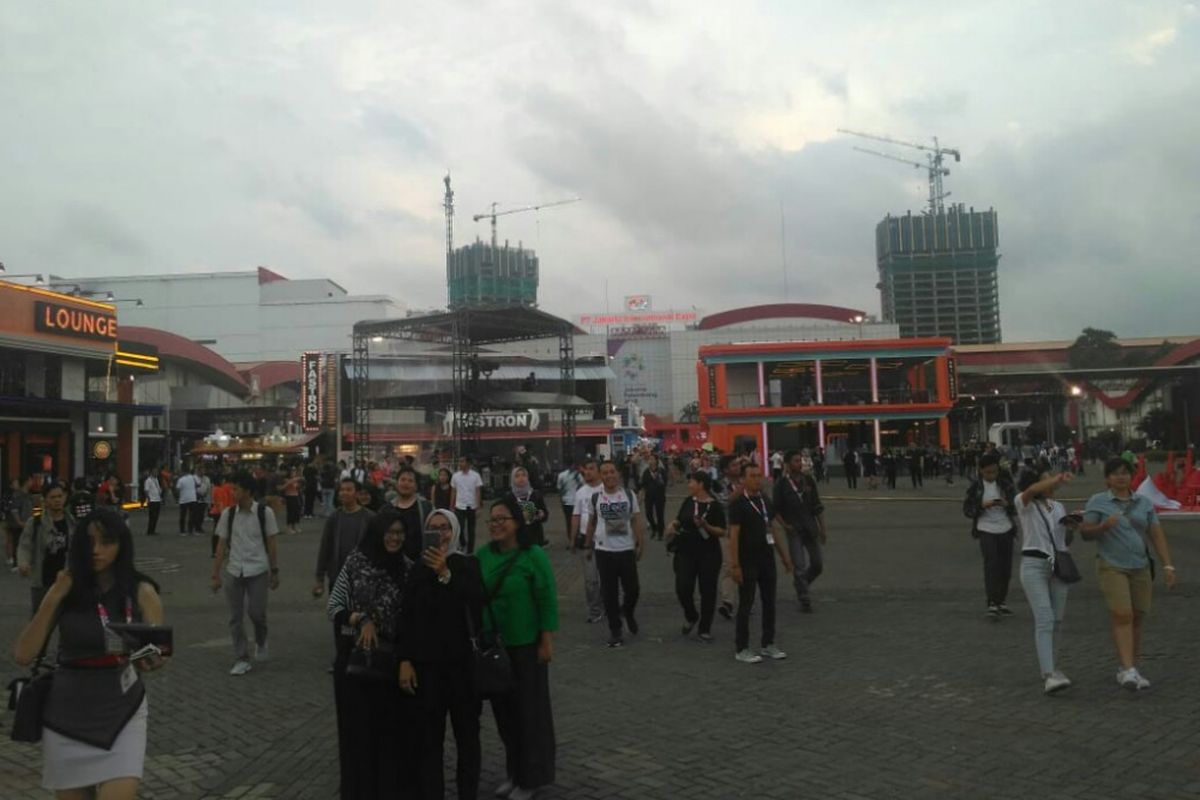 Penonton mulai memadati area pergelaran Java Jazz Festival 2019 hari kedua di Jiexpo, Kemayoran, Jakarta Pusat, Sabtu (2/3/2019).